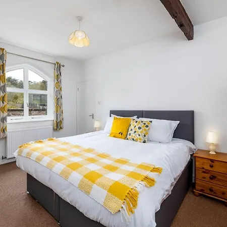 Muncaster Castle Coachman's Quarters 4*