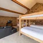 Πανσιόν Muncaster Castle Coachman's Quarters 4*